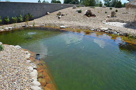 Moderní koupací jezírko se schody a dřevěnou terasou
