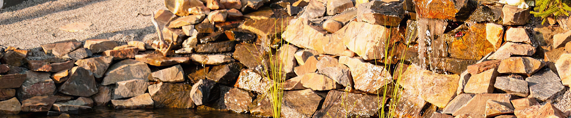 Okrasné jezírko s vodotryskem u rodinného domu
