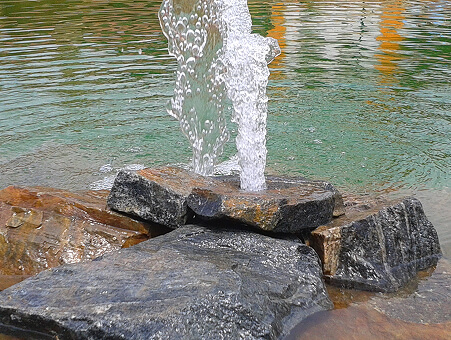 Okrasné jezírko s terasami a bohatou výsadbou rostlin