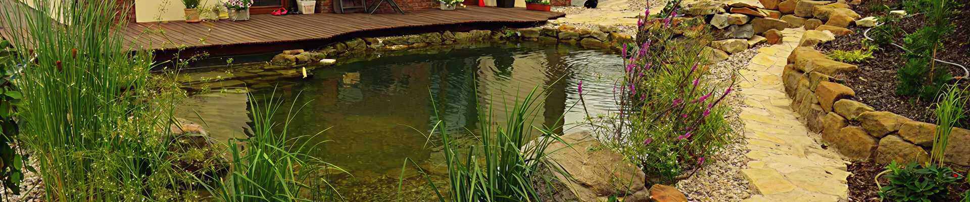 Stavba zahradního jezírka s výkopem a folií