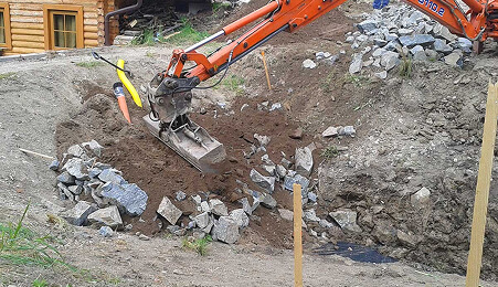 Vyznačený tvar budoucího zahradního jezírka před výkopem