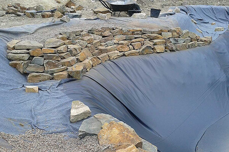 Dekorace jezírka kamenem a štěrkem po dokončení stavby