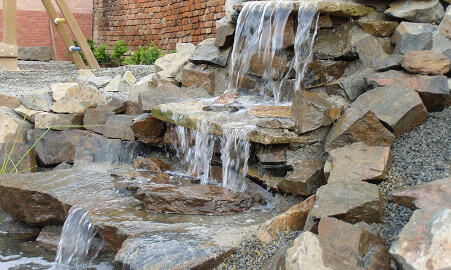 Zahradní jezírko s dřevěným molem a dekorativními kameny